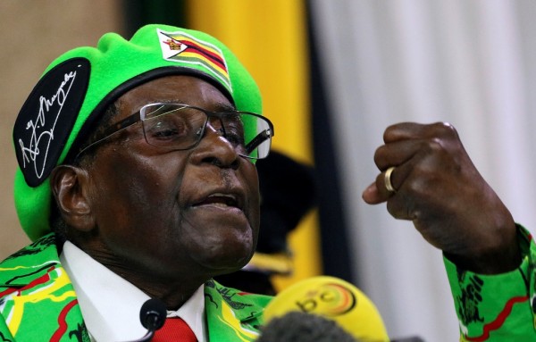 Mugabe ignores noon deadline for resignation
