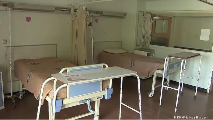 Empty beds in a hospital in Harare (DW/Privilege Musvanhiri)