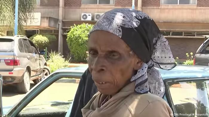 Cancer patient Violet Chimbiro can't get the medication she needs An elderly female patient outside a hospital in Harare (DW/Privilege Musvanhiri)
