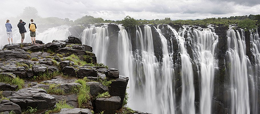 tourists-observing-victoria-falls_92761_600x450.jpg