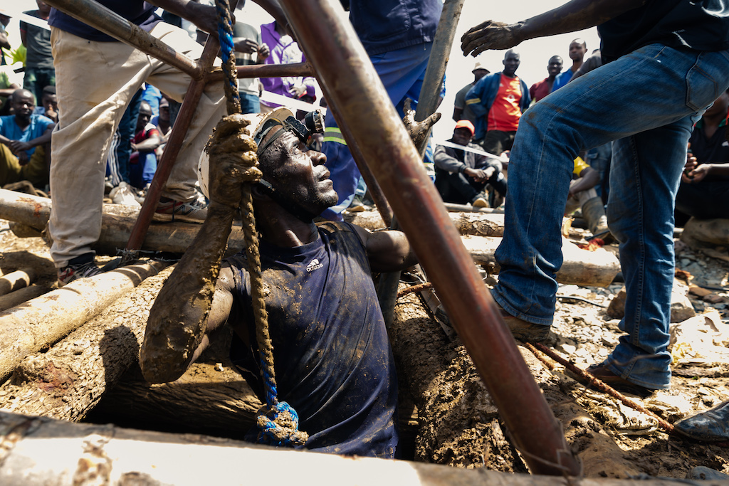 A miner gets ready to descend into a mining pit during a search-and-rescue operation at Cricket Mine in Kadoma, Mashonaland.