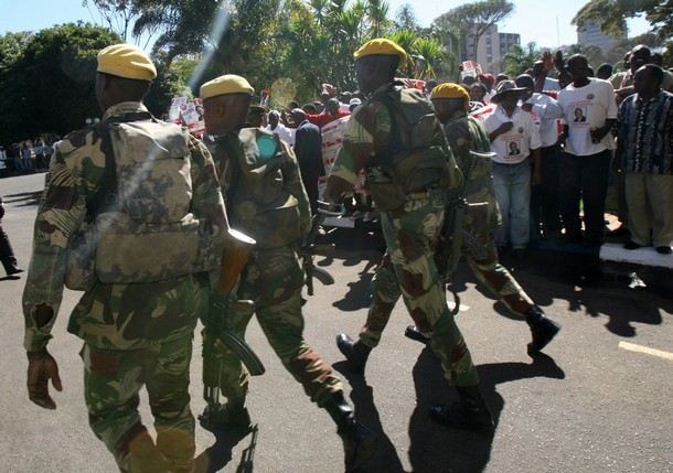 soldiers_zimbabwe_army_military_combat_field_uniforms_003.jpg