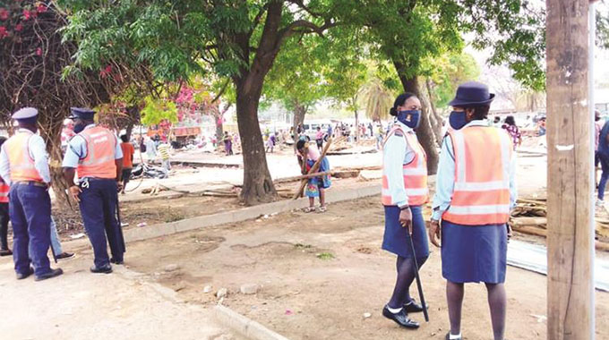 Chitungwiza demolishes illegal vending structures
