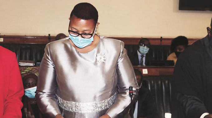 UPDATED: Khupe, 14 others sworn in