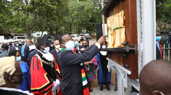 JUST IN: President in Vic Falls for conferring of the city