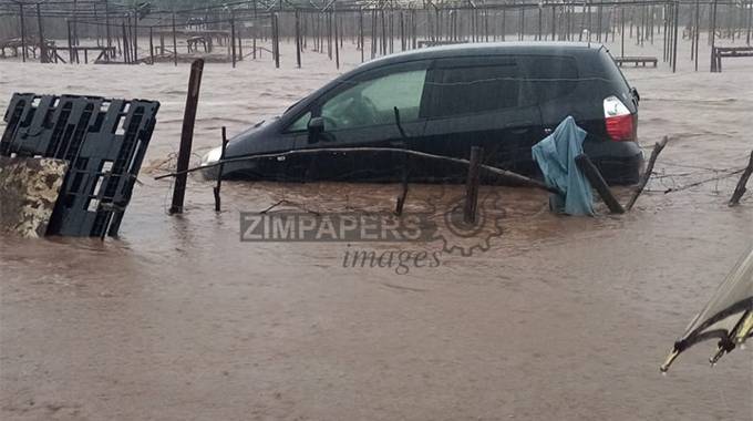 JUST IN: Flash floods hit Dulivhadzimu suburb again