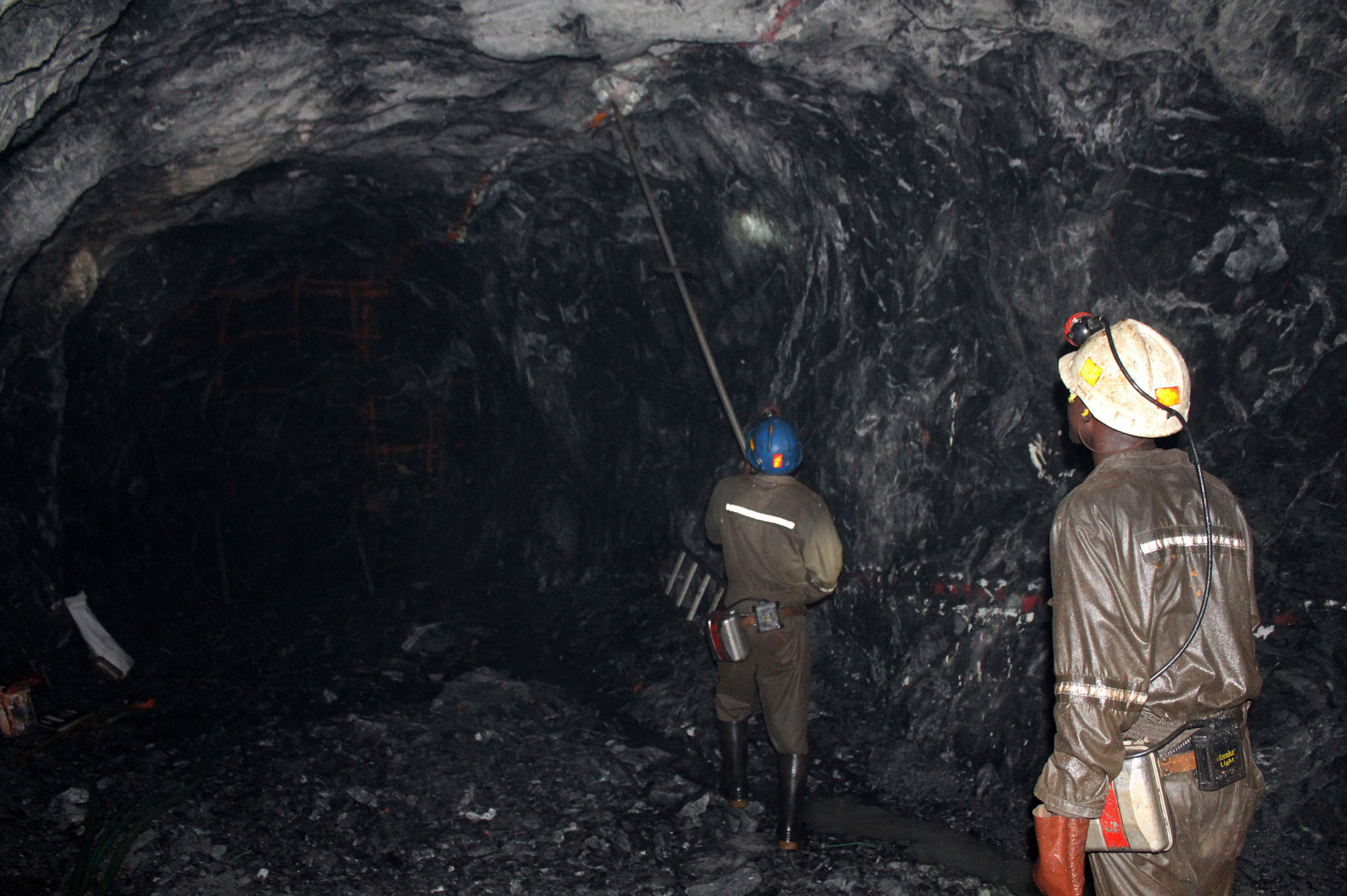 Mine workers are pictured at the Freda Rebecca gold mine in Bindura town, file. . REUTERS/Philimon Bulawayo