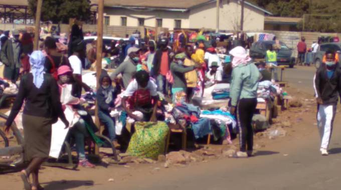 Illegal vendors troop back at Mupedzanhamo Market road servitude