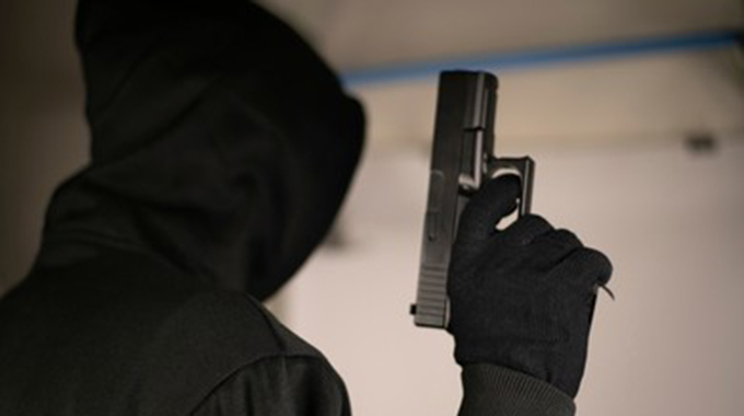 Robbers get away with Land Rover Discovery, cash