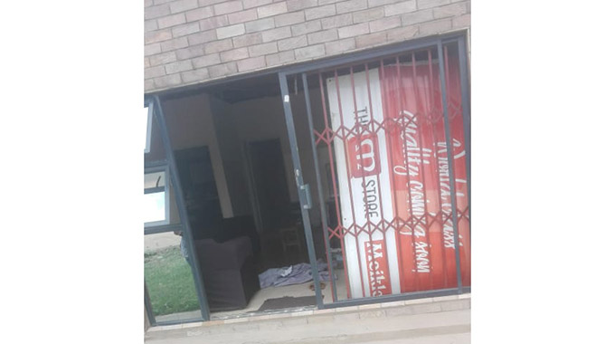 Hippo shatters glass door at Kariba home