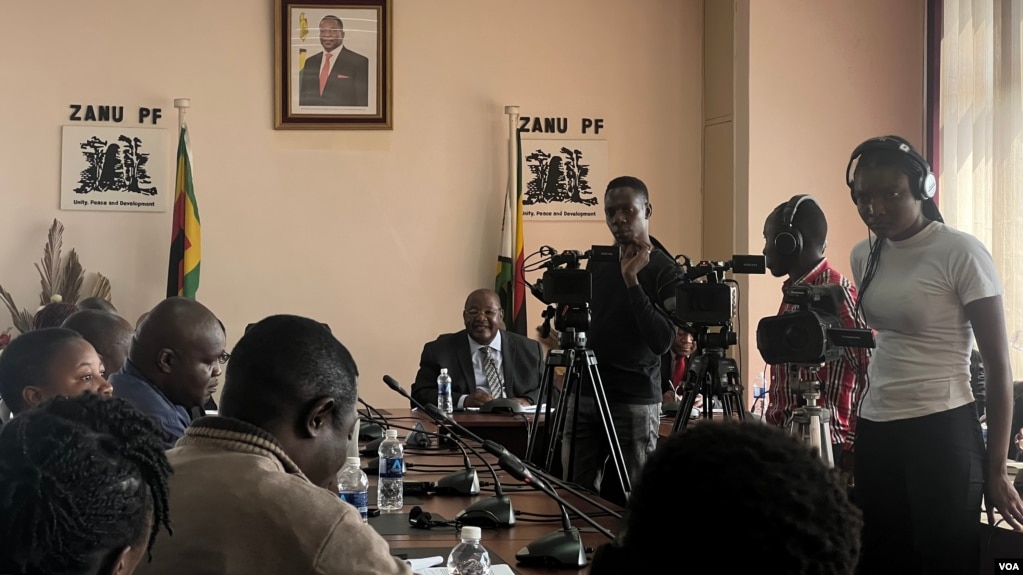 Journalists are seen gathered at Zanu-PF offices this week in Harare, Zimbabwe. (Columbus Mavhunga/VOA)