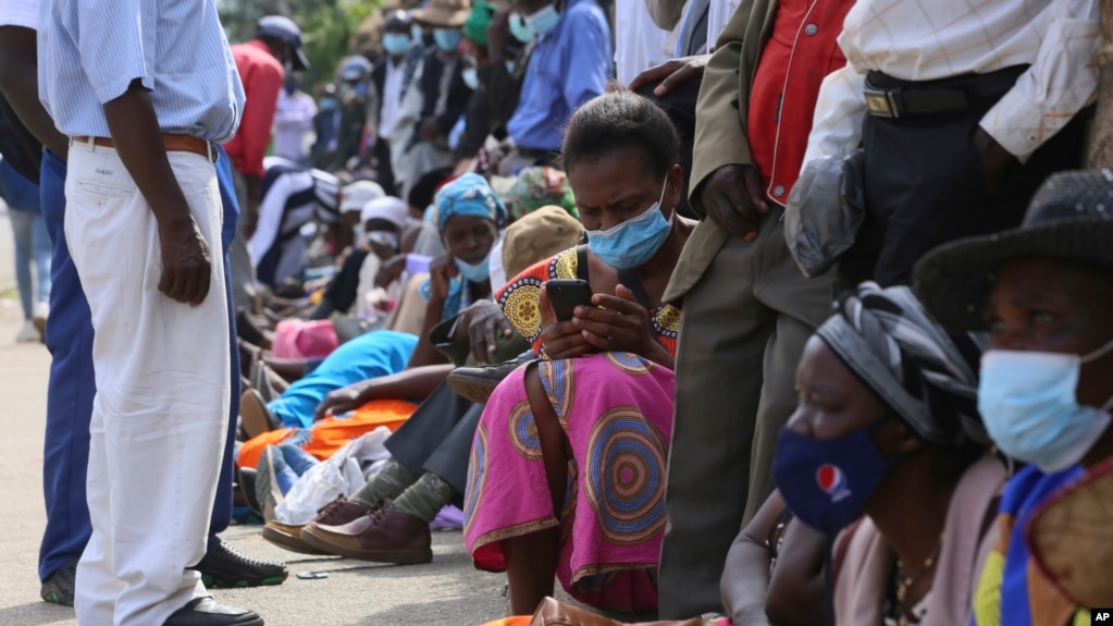 Zimbabweans queueing outside a bank ...