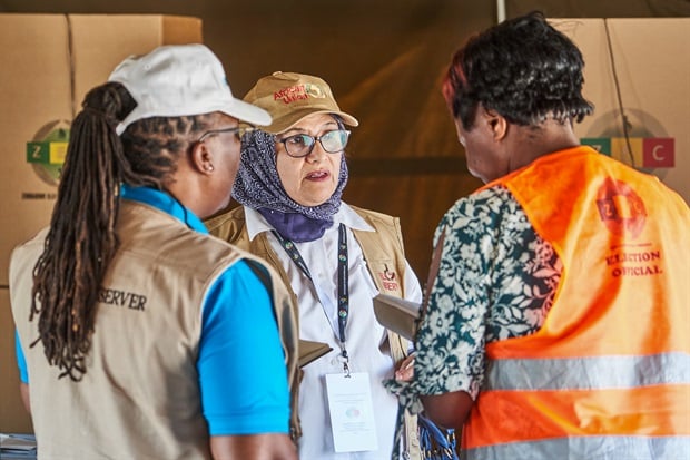 Members of the African Union Election Observation Mission talk to a Zimbabwe Electoral Commission (ZEC) official at a polling station in Bulawayo Zimbabwe on 23 August 2023. (Photo: Zinyange Auntony / AFP)