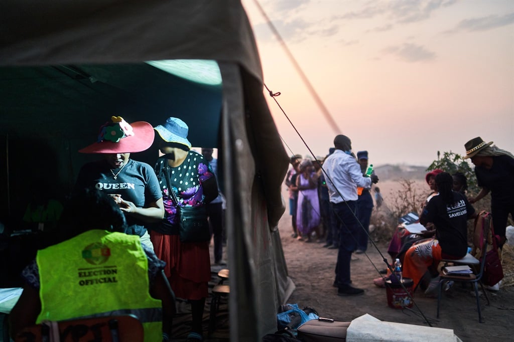 Voters queue to cast their ballots at a polling station in Bulawayo on 23 August 2023. Voters queue to cast their ballots at a polling st