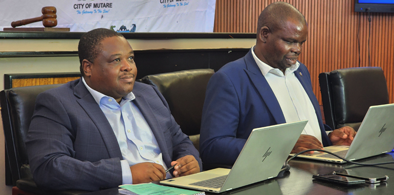 Mutare Town Clerk, Mr Blessing Chafesuka (left)