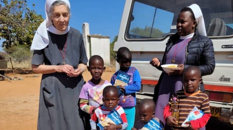 Sr. Ludbirga Schumacher and Sr. Felistar Dube distributing food Sr. Ludbirga Schumacher and Sr. Felistar Dube distributing food