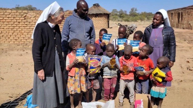 Sr. Ludbirga Schumacher and Sr. Felistar Dube distributing food in the village Sr. Ludbirga Schumacher and Sr. Felistar Dube distributing food in the village